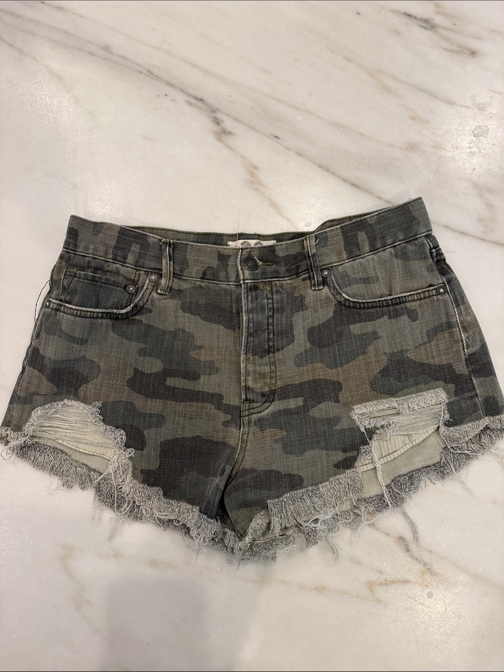 FEE PEOPLE Camo Distressed Women’s Denim Shorts - Green Camo Size 29